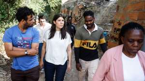 A coordenadora do Bloco de Esquerda (BE), Mariana Mortágua (C), durante uma visita ao Bairro da Penajóia, onde vivem cerca de 500 pessoas, estando cerca de 70 famílias ameaçadas de demolição das suas casas, construídas em terrenos do IHRU, em Almada, 09 de julho de 2024. ANTÓNIO PEDRO SANTOS/LUSA