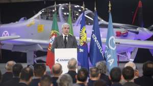 O ministro da Defesa Nacional, Nuno Melo, intervém durante a cerimónia de entrega das primeiras aeronaves A-29N Super Tucano à Força Aérea Portuguesa, na Indústria Aeronáutica de Portugal (OGMA), em Alverca, Vila Franca de Xira, 17 de dezembro de 2025. ANTÓNIO PEDRO SANTOS/LUSA