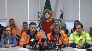 O primeiro-ministro, Luís Montenegro (C-E), ladeado pela ministra do Ambiente e Energia, Maria da Graça Carvalho (E), e pela presidente da Câmara Municipal de Coimbra, Ana Abrunhosa (C-D), fala aos jornalistas no final da reunião de preparação para o período da tarde e noite sobre a situação no Rio Mondego, no Comando Sub-regional de Coimbra, 11 de fevereiro de 2026. Dezasseis pessoas morreram em Portugal na sequência da passagem das depressões Kristin, Leonardo e Marta, que provocaram também muitas centenas de feridos e desalojados. MIGUEL A. LOPES/LUSA