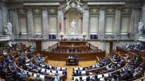 O primeiro-ministro, Luis Montenegro, usa da palavra durante o debate quinzenal, na Assembleia da República, em Lisboa, 09 de outubro de 2026. JOSÉ SENA GOULÃO/LUSA