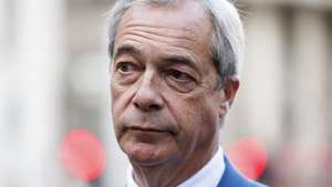 epa12403758 Reform UK leader Nigel Farage speaks to the media outside the Bank of England, before his meeting with Governor of the Bank of England (BoE) Andrew Bailey, in London, Britain, 25 September 2025.  EPA/TOLGA AKMEN
