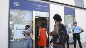 Utentes à entrada do novo balcão do Instituto dos Registos e do Notariado (IRN) no Parque das Nações, em Lisboa, 01 de setembro de 2025. Este novo balcão vai receber todo o atendimento presencial que até aqui era prestado na Conservatória dos Registos Centrais. MIGUEL A. LOPES/LUSA