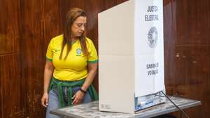 Uma cidadã brasileira exerce o seu direito de voto para eleger os novos representantes políticos para os cargos de Presidente, governador, senador, deputado federal e deputado estadual ou distrital, na Cidade Universitária, em Lisboa, 04 de outubro de 2026. ANTONIO PEDRO SANTOS/LUSA