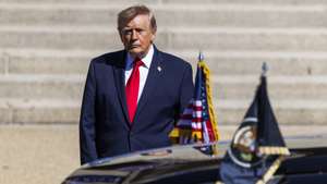 epa13263057 US President Donald Trump waits to escort Chinese President Xi Jinping to the National Archives in Washington, DC, USA, 25 September 2026. President Xi's three-day state visit is his first to DC in 11 years.  EPA/JIM LO SCALZO / POOL