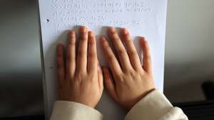Mariana Peixoto lê uma pauta musical em braille, Porto, 19 de fevereiro de 2025. Mariana Peixoto, tem 11 anos, é cega, mas isso não a impede de praticar ‘surf’, andar de bicicleta ou tocar piano. (ACOMPANHA TEXTO DE 22-02-2025) ESTELA SILVA/LUSA