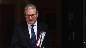 epa13027917 British Prime Minister Keir Starmer departs for Prime Minister's Questions at Downing Street in London, Britain, 10 June 2026.  EPA/NEIL HALL