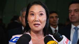 epa12849995 Peruvian presidential candidate Keiko Fujimori of the Fuerza Popular party, speaks to the media upon her arrival at the Convention Center in Lima, Peru, 25 March 2026.  EPA/RENATO PAJUELO