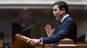 O ministro da Presidência, António Leitão Amaro, usa da palavra durante o debate temático proposto pelo Governo, sobre o Plano Nacional de Implementação do Pacto Europeu para as Migrações e Asilo, na Assembleia da República, em Lisboa, 16 de janeiro de 2025. JOSÉ SENA GOULÃO/LUSA