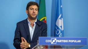 O presidente do CDS-PP, Francisco Rodrigues dos Santos, em conferência de imprensa anuncia o voto contra o Orçamento do Estado para 2022, na sede do partido, em Lisboa, 14 de outubro de 2021.   MANUEL DE ALMEIDA/LUSA