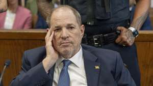 epa11313103 Former film producer Harvey Weinstein appears at New York criminal court in New York, New York, USA, 01 May 2024. Harvey Weinstein appeared in court after New York State Appeals Court last week overturned his 2020 rape conviction.  EPA/STEVEN HIRSCH / POOL