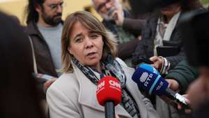 A candidata presidencial apoiada pelo Bloco de Esquerda (BE), Catarina Martins, presta declarações aos jornalistas à chegada para uma visita à Universidade de Évora, 18 de dezembro de 2025. NUNO VEIGA/LUSA