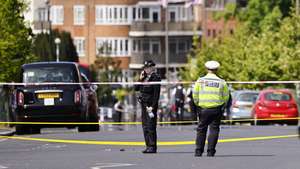 epa12921570 Police officers at the scene where two Jewish men are seriously injured after being stabbed in Golders Green, north London, Britain, 29 April 2026.  EPA/TOLGA AKMEN