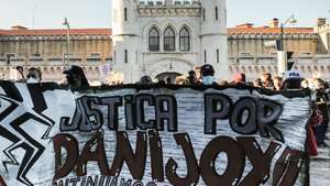 Cerca de uma centena de manifestantes concentraram-se por Danijoy Pontes, falecido no dia 15 de setembro no Estabelecimento Prisional de Lisboa (EPL) "contra todas as prisões", parte de uma iniciativa do Movimento Negro Portugal (MNP), que une organizações do movimento negro, antirracista, de defesa dos direitos dos migrantes e da sociedade civil, em frente ao Estabelecimento Prisional de Lisboa, 06 de novembro de 2021. TIAGO PETINGA/LUSA