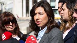 A presidente da Iniciativa Liberal (IL), Mariana Leitão, fala aos jornalistas durante a visita às áreas afetadas pelo mau tempo, em Coimbra, 23 de fevereiro de 2026. PAULO NOVAIS/LUSA