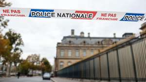 epa12464603 Police tape cordons off the southeast corner of the Louvre Museum on Quai Francois-Mitterrand, on the banks of the River Seine, after a robbery at the Louvre Museum in Paris, France, 19 October 2025. The Louvre Museum was targeted in a robbery by several criminals who smashed windows to steal jewelry. The museum was later closed. French Culture Minister Rachida Dati called it 'an attack on France’s cultural heritage.'  EPA/Mohammed Badra