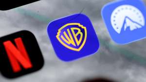 epa12579810 The app logos of Netflix, Warner Brothers and Paramount are seen on a smartphone display in Berlin, Germany, 09 December 2025. Following Netflix's 82 billion dollars offer, the next major bid for Warner Bros. has arrived: Paramount wants to raise 108 billion dollars for the company. Now, an expensive bidding war between the two giants could ensue.  EPA/HANNIBAL HANSCHKE