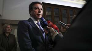 O diretor executivo do Serviço Nacional de Saúde (SNS), Álvaro Almeida, fala aos jornalistas após uma visita ao Hospital do Espírito Santo de Évora, onde acompanhou a ministra da Saúde, Ana Paula Martins, (ausente na imagem), no âmbito da preparação do Serviço Nacional de Saúde (SNS) para o período de inverno, Évora, 18 de novembro de 2025. A ministra prossegue um périplo pelas Unidades Locais de Saúde (ULS) de todo o país para conhecer a resposta das unidades de saúde aos desafios da época. Évora, 18 de novembro de 2025. NUNO VEIGA/LUSA