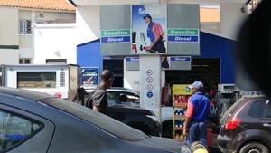 Filas de centenas de metros, congestionamentos generalizados e vários postos de abastecimento de combustíveis encerrados, sem gasolina ou gasóleo, marcam hoje o centro da cidade de Maputo, com automobilistas desesperados e outros já de tanques vazios, Moçambique, 15 de abril de 2026. O Governo moçambicano já tinha reconhecido na terça-feira “pressão” sobre os postos de combustíveis, ao começarem a surgir enormes filas para abastecer, face a receios de rutura de stock e subida de preços devido ao conflito no Médio Oriente, apesar das garantias de stock suficiente no país até maio. (ACOMPANHA TEXTO DA LUSA). LINA CEBOLA/LUSA