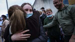 Refugiados ucranianos à chegada a Portugal pela caravana "Missão Ucrânia", Lisboa, 19 de março de 2022. Esta iniciativa mobiliza mais de 70 voluntários, entre motoristas, médicos, enfermeiros, tradutores e outros elementos de apoio, numa caravana humanitária que tem como objetivo de levar até à Polónia mantimentos e medicamentos e trazer na viagem de regresso cerca de 350 refugiados ucranianos até Portugal. RODRIGO ANTUNES/LUSA