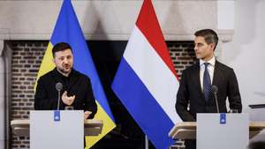 epa12894053 Dutch Prime Minister Rob Jetten (R) and Ukrainian President Volodymyr Zelensky during a joint press conference in Middelburg, Netherlands, 16 April 2026. The meeting took place after the presentation of the Four Freedoms Awards.  EPA/ROBIN VAN LONKHUIJSEN