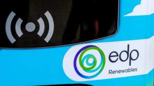 Logótipo da A EDP Renováveis (EDPR), no primeiro parque misto de produção de energias renováveis, que combina aerogeradores com painéis solares, Santo Estêvão, Sabugal, 12 de janeiro de 2023. A EDP Renováveis (EDPR) anunciou hoje a ligação à rede do seu primeiro projeto híbrido a nível global e o primeiro da Península Ibérica, no Sabugal, que combina produção de energia eólica e solar num único local. MIGUEL PEREIRA DA SILVA/LUSA