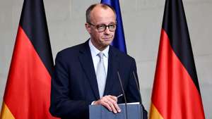 epa12787624 German Chancellor Friedrich Merz delivers a statement at the Chancellery in Berlin, Germany, 01 March 2026, following joint US-Israel military strikes on Iran.  EPA/FILIP SINGER