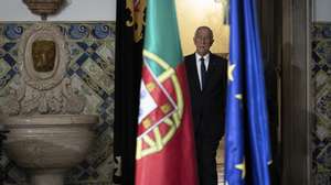 A handout photo made available by Portugal Presidency Gabinet of Portugal&#039;s President Marcelo Rebelo de Sousa speaks to the country about the renewal of the state of emergency for more 15 days in Portugal due to the Covid-19 pandemic, at the Palacio de Belem in Lisbon, Portugal, 02 April 2020. PRESIDENCY OF THE REPUBLIC/MIGUEL FIGUEIREDO LOPES/LUSA