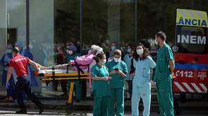 Uma paciente é encaminhada para as urgências do Hospital Santa Maria durante uma homenagem da Polícia de Segurança Pública (PSP), da Guarda Nacional Republicana (GNR), do Serviço de Estrangeiros e Fronteiras (SEF), Polícia Marítima, Polícia Municipal e dos Corpos de Bombeiros, durante uma homenagem aos profissionais de saúde da primeira linha no combate à pandemia provocada pelo novo coronavírus, durante um cortejo entre o Hospital de Santa Maria até ao Hospital Dr. José de Almeida em Cascais, com passagem pelo Hospital da Cruz Vermelha, em Lisboa, 17 de abril de 2020. A homenagem decorre em simultâneo nos distritos de Lisboa, Porto, Braga, Coimbra, Guarda e Faro e nas regiões autónomas dos Açores e da Madeira, onde estão localizados hospitais de referência no combate a esta pandemia ou instituições de emergência e socorro que têm apoiado a ação das Forças e Serviços de Segurança. ANTÓNIO PEDRO SANTOS/LUSA