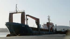 Navio cargueiro ESER de bandeira do Panamá no porto da Cidade da Praia, Cabo Verde, 22 de outubro de 2019. De acordo com um comunicado divulgado pela Procuradoria-Geral da República (PGR) de Cabo Verde, em causa está a operação “ESER”, que em 31 de janeiro conduziu à maior apreensão de droga no país, detetada num navio cargueiro de bandeira do Panamá (de nome “ESER”) que atracou no porto da Praia transportando 9.570 quilogramas de cocaína de “elevado grau de pureza”, incinerada pelas autoridades dias depois. PAULO JULIÃO/LUSA