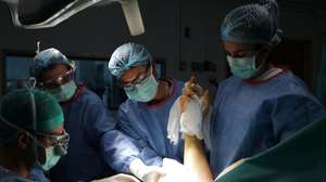 Operação cirúrgica no Bloco Operatório Central do Hospital de São João, no Porto, 06 de maio de 2020. A retoma da atividade regular no hospital do Porto, onde a 02 de março foi detetado o primeiro caso da covid-19 em Portugal, introduziu rotinas novas como a medição de temperatura e circuitos de triagem que, desejam os responsáveis, perdurarão no pós-pandemia. (ACOMPANHA TEXTO DO DIA 08 DE MAIO DE 2020). ESTELA SILVA/LUSA