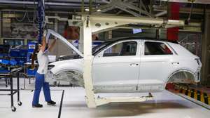 epa08419872 Autoeuropa employees work at the construction line for the Volkswagen T-Roc at Autoeuropa&#039;s plant in Palmela, Setubal, Portugal, 13 May 2020.  EPA/JOSE SENA GOULAO