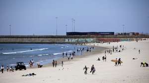 Pessoas passeiam à beira-mar na praia de Matosinhos, aliviadas as medidas de emergência devido à situação epidemiológica da Covid-19, 17 de maio de 2020. Com o aumento da temperatura a praia foi o destino procurado por alguns portugueses. Matosinhos, 17 de Maio de 2020. MANUEL FERNANDO ARAÚJO/LUSA