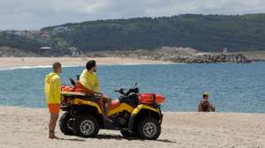 Nadadores Salvadores observam turistas onde sem sol e com poucos banhistas, a época balnear arrancou hoje com mais gente na marginal e nas esplanadas do que na praia da Nazaré, onde não falta espaço para cumprir distâncias de segurança, Nazaré, Leiria, 6 de junho de 2020. Com algumas nuvens a toldar o sol e a tornar a praia menos convidativa, era na marginal da Nazaré que manhã cedo se concentrava o movimento, com passeantes e atletas a cruzarem-se no passeio largo. PAULO CUNHA /LUSA