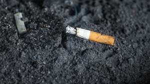 Cinzeiro público com um cigarro, 15 outubro 2019.  MANUEL DE ALMEIDA/LUSA