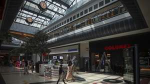 Pessoas circulam no centro comercial Norteshopping no dia da sua reabertura ao público, Matosinhos, 1 de junho de 2020. Começa esta segunda-feira a terceira fase do desconfinamento determinado pelo Governo, processo que começou a 1 de maio. Para além dos ginásios, do ensino pré-escolar, cinemas e teatros, reabrem também os centros comerciais em todos o país, excepto na Área Metropolitana de Lisboa. JOSÉ COELHO/LUSA