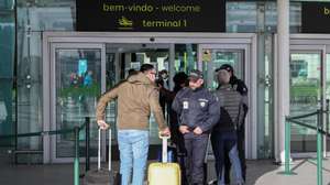 Polícias da PSP revistam passageiros à entrada do Aeroporto Humberto Delgado, Lisboa, 21 de janeiro de 2020. Elementos da PSP e da GNR realizam hoje protestos em simultâneo em Braga, Lisboa e Faro, numa ação convocada pelos sindicatos, enquanto o Movimento Zero (M0) inicia uma vigília nos aeroportos portugueses.  JOÃO RELVAS/LUSA