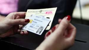 Um eleitor com o cartão de cidadão e cartão de eleitor aguarda boletim de voto para votar nas Eleições Presidenciais 2011, em Lisboa, 23 de janeiro de 2011. JOAO RELVAS/LUSA