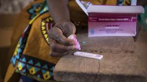 Uma técnica de saúde faz o teste à malária durante uma consulta de uma brigada móvel do Fundo das Nações Unidas para a Infância (UNICEF), um grupo de profissionais de saúde que viaja de ambulância e vai ao encontro das comunidades mais afastadas em vez de esperar por elas em centros de saúde, Impire, Moçambique, 24 de julho de 2020. Em menos de uma hora, na povoação de Impire, distrito de Metuge, sul de Cabo Delgado, juntam-se dezenas de mães com as suas crianças - a maioria ainda bebés - para a brigada observar, com pesagem, medição de altura, avaliação à subnutrição, seguindo-se uma consulta, vacinação e entrega da medicamentos numa rotina que inclui a observação das mães e decorre desde manhã até o sol se pôr, num pavilhão empoeirado. (ACOMPANHA TEXTO DE 25 DE JULHO DE 2020). RICARDO FRANCO/LUSA