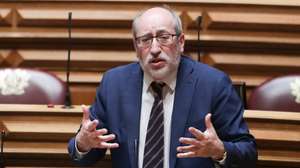 O deputado do Partido Comunista Português (PCP) António Filipe fala durante a apresentação e discussão do relatório sobre a aplicação da Declaração do Estado de Emergência, no período de 24 de novembro a 8 de dezembro de 2020, na Assembleia da República em Lisboa, 17 de dezembro de 2020. TIAGO PETINGA/LUSA
