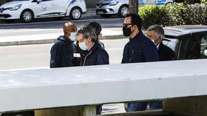 Luis Silva (2D), um dos três inspetores do Serviço de Estrangeiros e Fronteiras (SEF), após a leitura do acórdão do processo em que estão a ser julgados pela morte à pancada de Ihor Homeniuk. Os arguidos estão acusados de homicídio qualificado, punível com penas de até 25 anos de prisão. O crime terá ocorrido a 12 de março, dois dias após o cidadão do Leste ter sido impedido de entrar em Portugal, alegadamente por não ter visto de trabalho. Após ser espancado, terá sido deixado no chão, manietado, a asfixiar lentamente até à morte. Dois dos inspetores respondem ainda pelo crime de posse de arma proibida. Campus de Justiça em Lisboa, 10 de maio de 2021. MIGUEL A. LOPES/LUSA