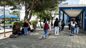 Alunos à entrada da Escola Secundária de Albufeira