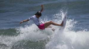 A portuguesa Teresa Bonvalot em ação na primeira ronda do surf olímpico de Tóquio2020, na praia de Tsurigasaki, em Chiba, a cerca de 100 quilómetros de Tóquio, Japão, 25 de julho de 2021. JOSÉ COELHO/LUSA