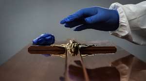 CONJUNTO DE 30 FOTOGRAFIAS SOBRE UM ANO DE ESTADO DE EMERGÊNCIA: 20-30: Foto datada de 30/01/2021: Um funcionário de uma agência funerária coloca uma imagem de Jesus Cristo em um caixão de uma mulher que morreu vítima de covid-19, na Amadora, 30 de janeiro de 2021. Esta semana Portugal ultrapassou as 300 mortes diárias por covid-19, um novo máximo desde o início da pandemia. MÁRIO CRUZ/LUSA