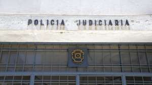 A Unidade de Informação Criminal da PJ localizou e deteve o fugitivo na zona de Portimão, no distrito de Faro