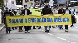 Manifestação &quot;Salvar a emergência médica&quot; convocada pelo Sindicato dos Técnicos de Emergência Pré-Hospitalar (STEPH) para reivindicar reformas na emergência médica, Lisboa, 27 de abril de 2021. Entre as várias matérias que constam do caderno reivindicativo estão a revisão da carreira especial de técnico de emergência médica pré-hospitalar, o melhoramento do equipamento das ambulâncias, que consideram desadequado, a formação dos técnicos de emergência médica que está por realizar e a publicação do acordo coletivo de carreira especial.  ANTÓNIO COTRIM/LUSA