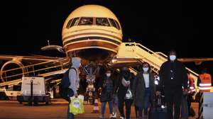 Passageiros saiem do avião da TACV - Transportes Aéreos de Cabo Verde S.A., no dia da  retoma dos voos 19 meses depois, no aeroporto internacional da Praia, Cidade da Praia, Cabo Verde, 27 de dezembro de 2021. ELTON MONTEIRO/ LUSA