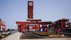 O novo campus da Universidade de Cabo Verde, na Praia, construído e financiado em 5.600 milhões de escudos (50,7 milhões de euros) pela China, vai receber um curso de língua chinesa, pelo Instituto Confúcio, foi hoje anunciado, Praia, 20 de julho de 2021. Segundo o embaixador da China na Praia, Du Xiaocong, este novo campus, que o Governo chinês entregou hoje a Cabo Verde, ao fim de quatro anos de obras, é o “maior projeto” financiado por Pequim em Cabo Verde, com capacidade para mais de 5.000 alunos e professores. FERNANDO DE PINA/LUSA