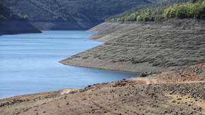 Margens da barragem do Cabril com baixo nível de água junto à aldeia do Vilar, na Pampilhosa da Serra, que se encontra submersa desde 1954, quando se fecharam as comportas da Barragem do Cabril, no Zêzere, emergiu, e pode ser visitada na forma de ruínas, com a descida do caudal do rio Zêzere, devido à falta de chuva, em Pampilhosa da Serra, 01 de fevereiro de 2022. (ACOMPANHA TEXTO DA LUSA DO DIA 03 DE FEVEREIRO DE 2022). PAULO NOVAIS/LUSA