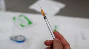 Um toxicodependente prepara a sua dose de droga na sala de consumo vigiado instalada na zona do Vale de Alcântara, nas imediações do antigo Casal Ventoso, em Lisboa, 15 de novembro de 2021. A primeira sala de consumo vigiado de drogas do país registou, em seis meses, 862 utentes, o triplo do estimado, e já conseguiu "imprimir alguma mudança" na vida de quem a frequenta e do bairro de Lisboa onde funciona. (ACOMPANHA TEXTO DA LUSA DO DIA 20 DE NOVEMBRO DE 2021). ANTÓNIO COTRIM/LUSA