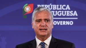 O presidente do Comité das Regiões Europeu, Vasco Cordeiro, fala  aos jornalistas após um encontro com o primeiro-ministro António Costa (ausente na foto), que decorreu no Palácio de S. Bento, em Lisboa, 09 de agosto de 2022. ANTÓNIO COTRIM/LUSA
